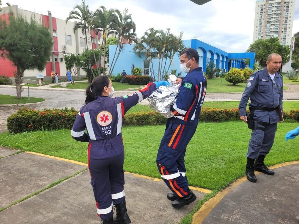 Bebê de 10 meses derruba panela, tem 40% do corpo queimado e é resgatado de helicóptero, no ES