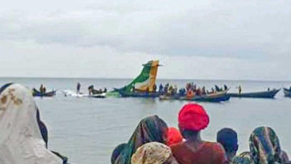 Avião com 43 pessoas a bordo cai em lago na Tanzânia