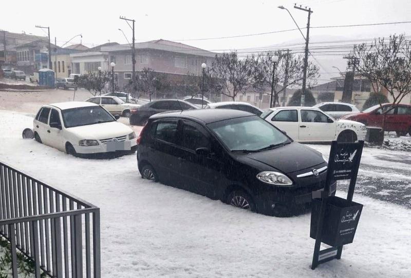 Cidades do Sul de Minas usam até escavadeira em ruas cobertas de gelo após chuva de granizo