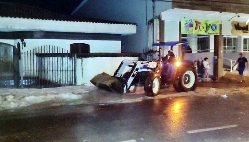 Cidades do Sul de Minas usam até escavadeira em ruas cobertas de gelo após chuva de granizo