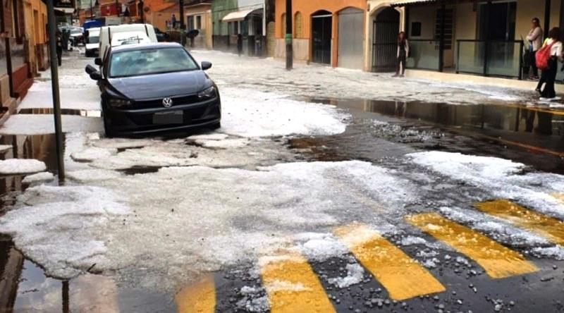 Cidades do Sul de Minas usam até escavadeira em ruas cobertas de gelo após chuva de granizo