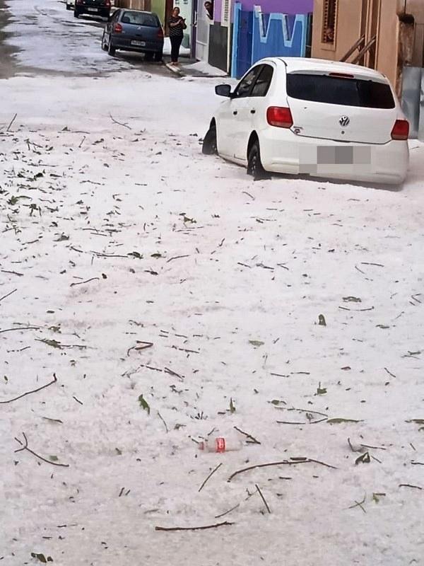 Cidades do Sul de Minas usam até escavadeira em ruas cobertas de gelo após chuva de granizo