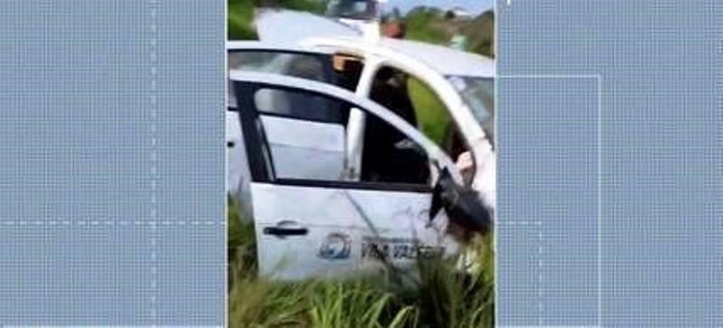 Carro de prefeitura com pacientes capota na BR-101, em Linhares, ES