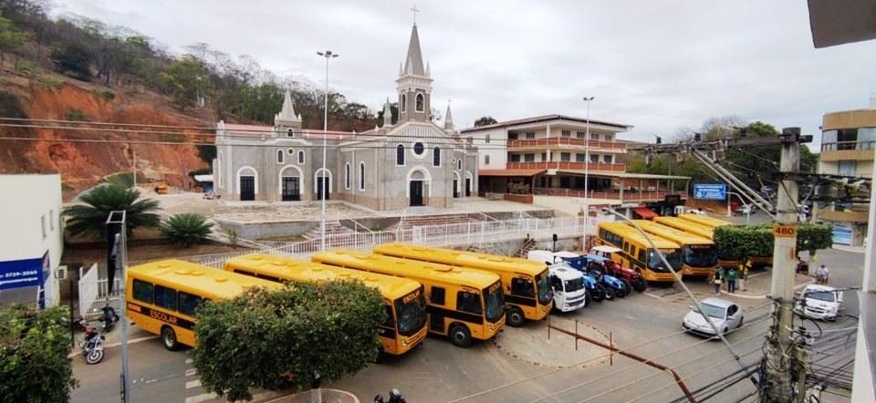 Sedu entrega dez novos ônibus escolares ao município de São Roque do Canaã, ES