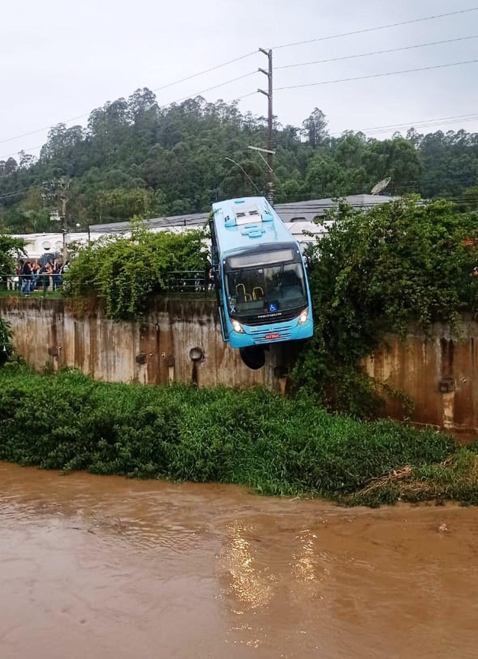Ônibus com passageiros fica pendurado em ribanceira, no RJ