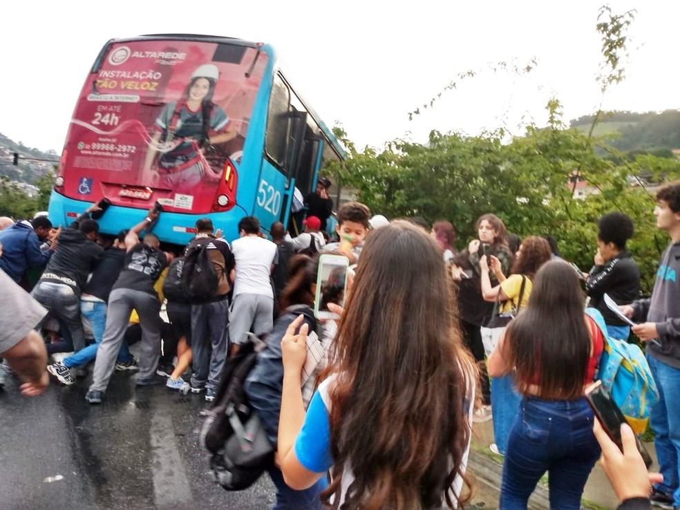 Ônibus com passageiros fica pendurado em ribanceira, no RJ