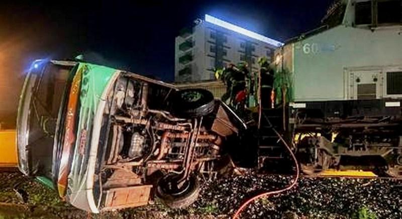 Jovem fica ferida após ônibus ser arrastado por trem, em Itaúna