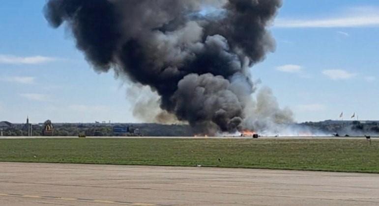 Aviões colidem e explodem durante voo em evento nos Estados Unidos