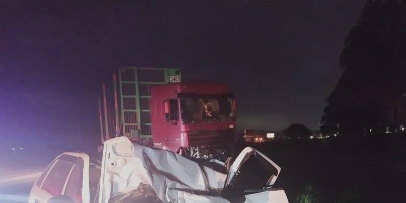 Acidente entre carro e carreta deixa dois mortos na BR-101, em Linhares, ES