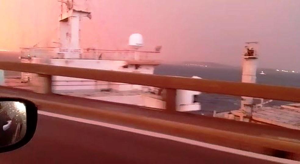 Ponte Rio-Niterói é fechada após navio à deriva atingir sua estrutura