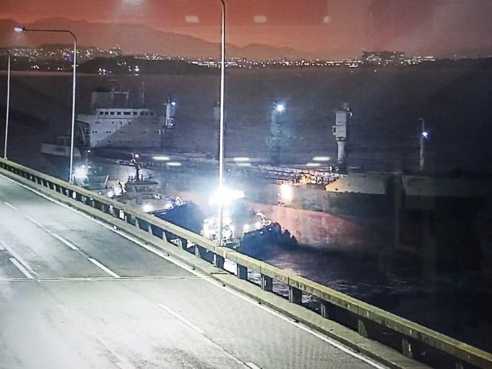 Ponte Rio-Niterói é fechada após navio à deriva atingir sua estrutura