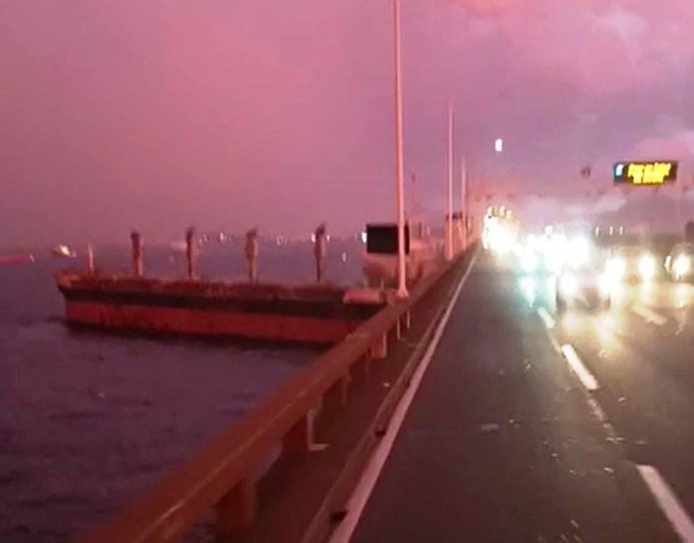 Ponte Rio-Niterói é fechada após navio à deriva atingir sua estrutura
