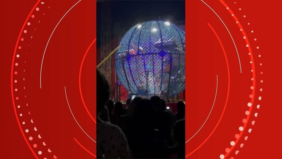 Motociclistas ficam feridos em acidente dentro de ‘globo da morte’ em circo, no ES