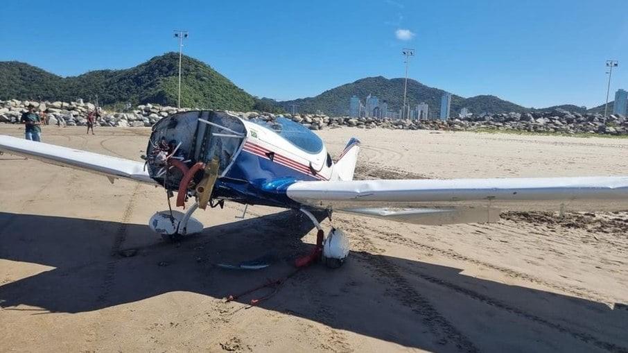 Avião monomotor realiza pouso de emergência em praia de SC