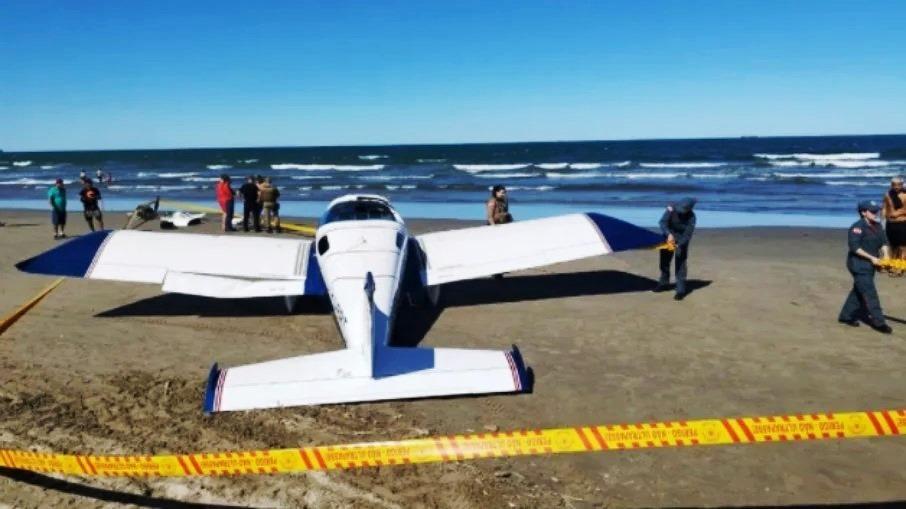 Avião monomotor realiza pouso de emergência em praia de SC