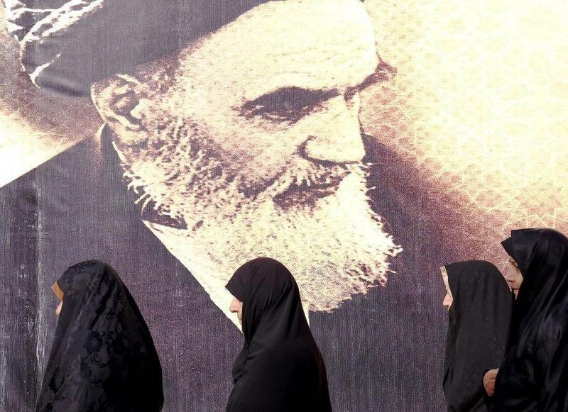 Manifestantes ateiam fogo à casa natal de líder aiatolá Khomeini, no Irã