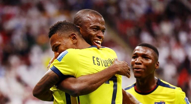 Equador vence Catar e quebra invencibilidade de países-sede em estreias de Copa