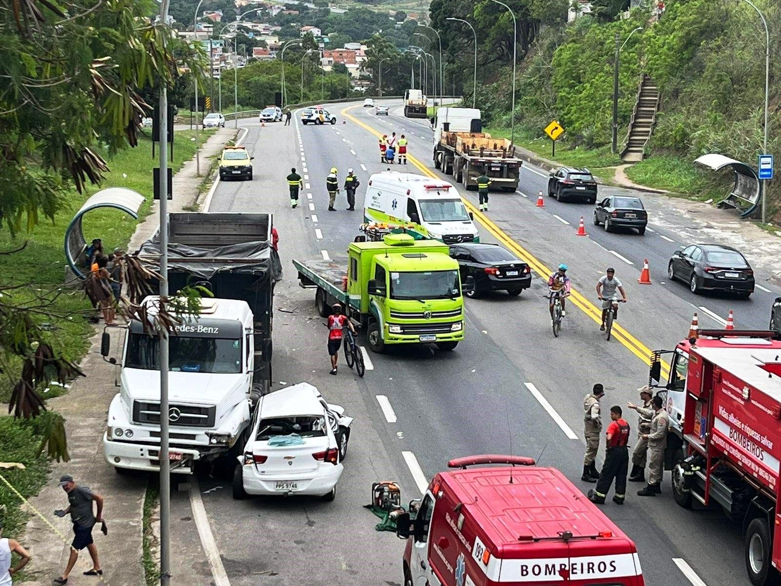Casal de idosos morre em grave acidente na BR-101, no ES