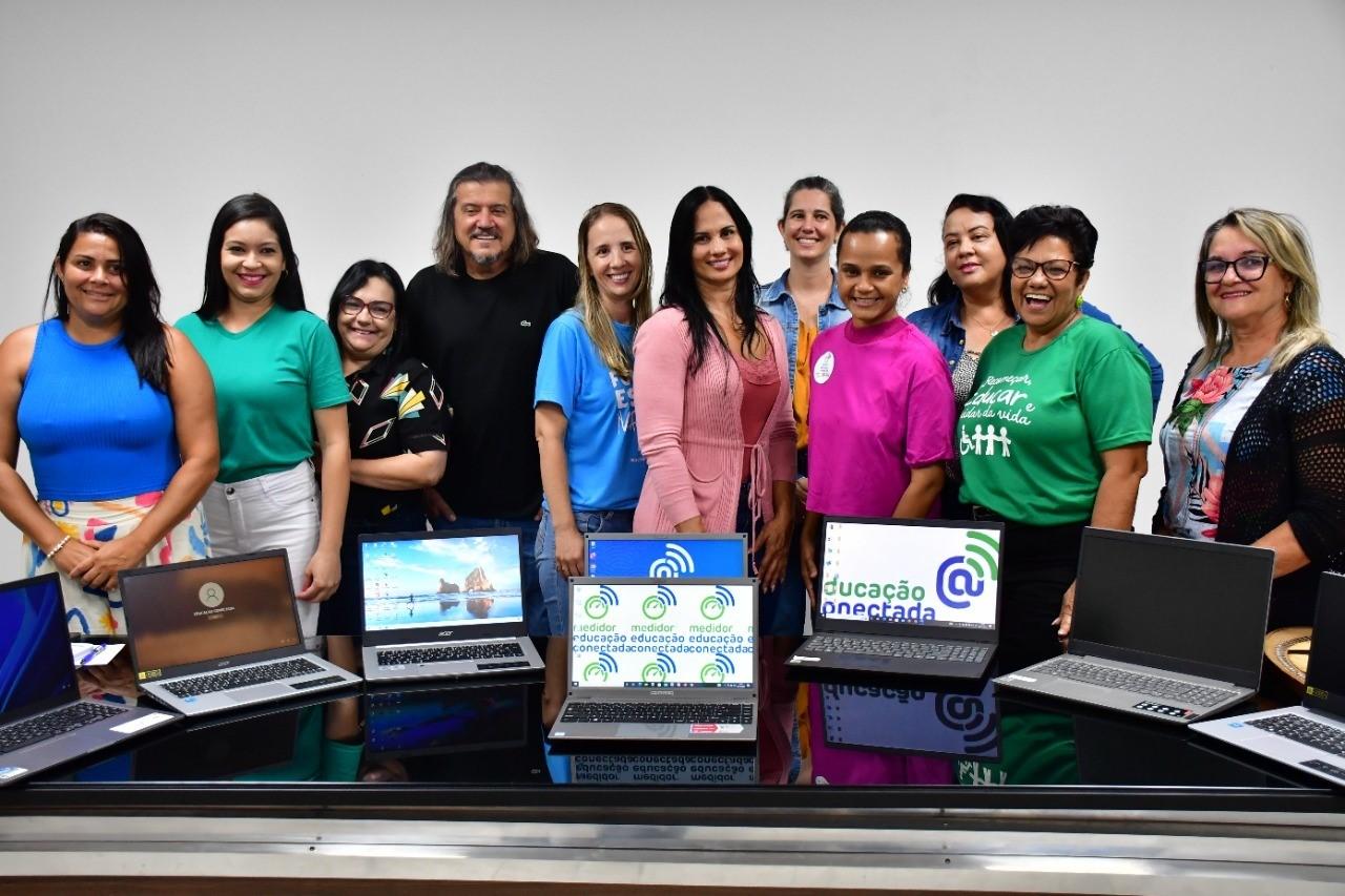 Prefeitura entrega novos notebooks à 107 unidades escolares de São Mateus, ES