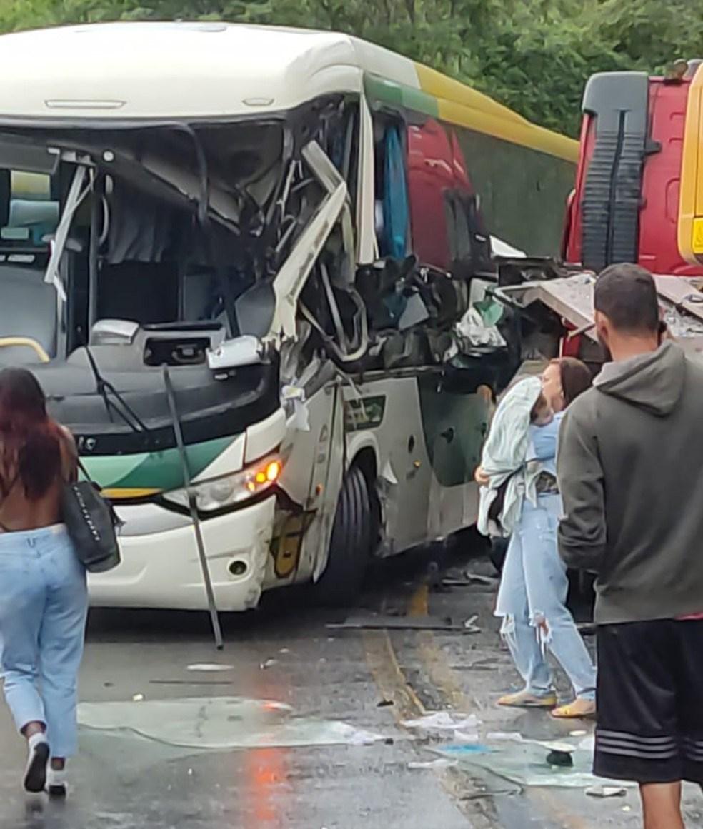 Acidente entre ônibus e caminhão deixa dois feridos na BR-262, no ES