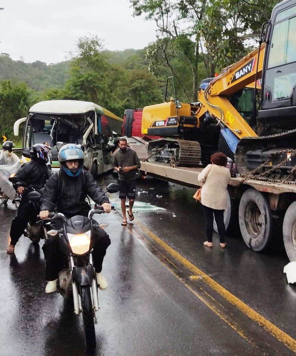 Acidente entre ônibus e caminhão deixa dois feridos na BR-262, no ES