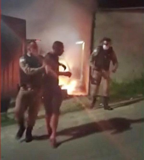 Polícia invade casa em chamas e salva homem após briga com namorado da ex