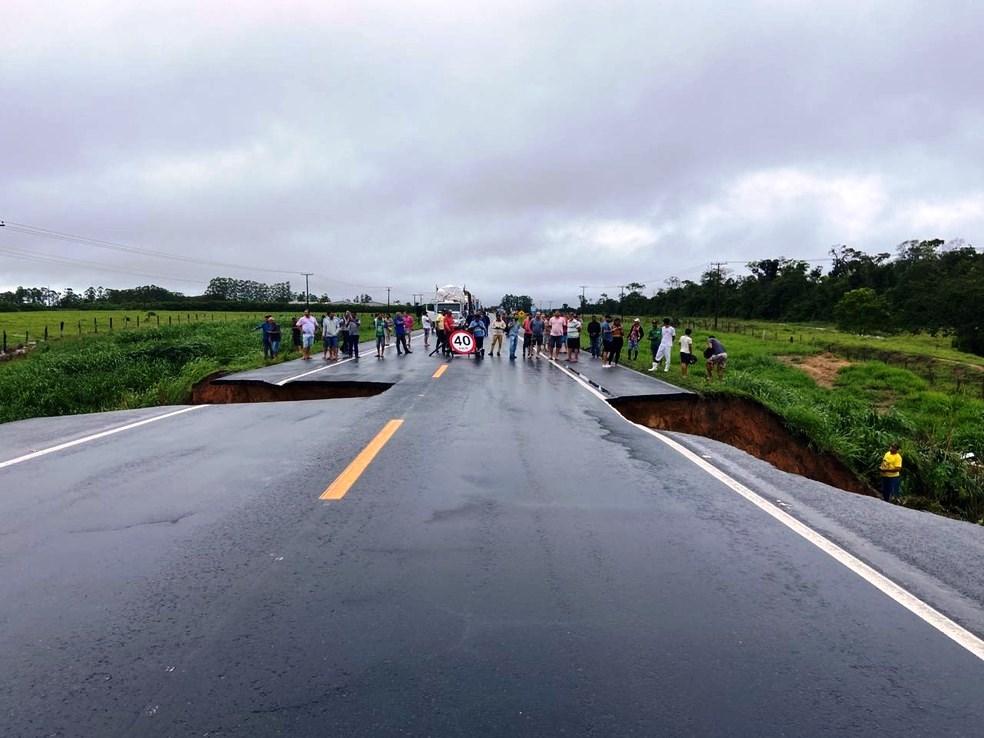 Chuva abre cratera na BR-101 e trecho é totalmente interditado em Linhares, ES