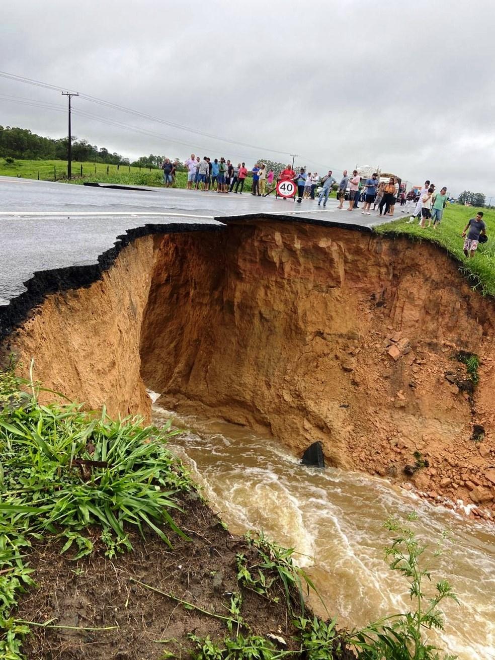 Chuva abre cratera na BR-101 e trecho é totalmente interditado em Linhares, ES