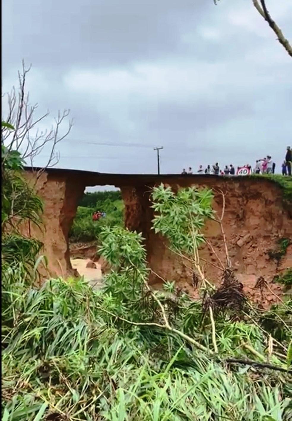 Chuva abre cratera na BR-101 e trecho é totalmente interditado em Linhares, ES