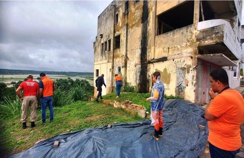 Alerta máximo na ladeira do Besouro: Prefeitura intensifica interdição de residências em São Mateus, ES