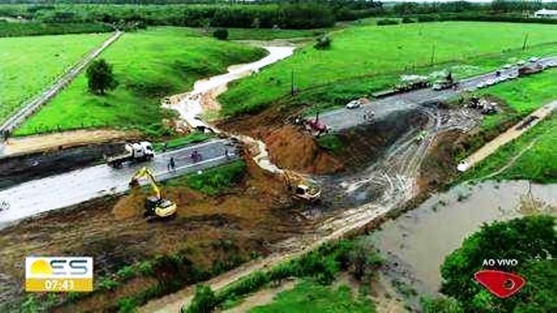 Motoristas podem acessar rota alternativa durante obra em cratera na BR-101, no ES