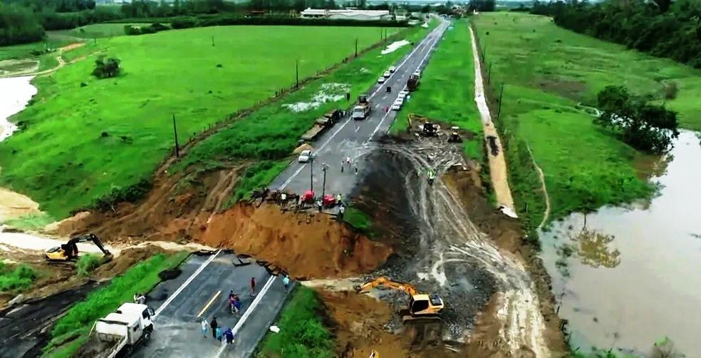 Motoristas podem acessar rota alternativa durante obra em cratera na BR-101, no ES