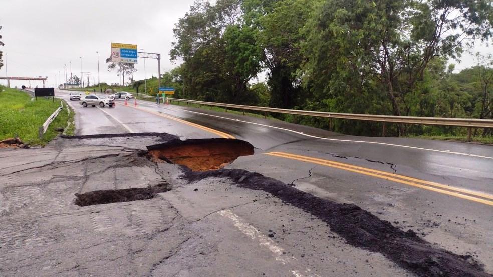 Novo ponto da BR-101 cede e é totalmente interditado por causa da chuva no ES