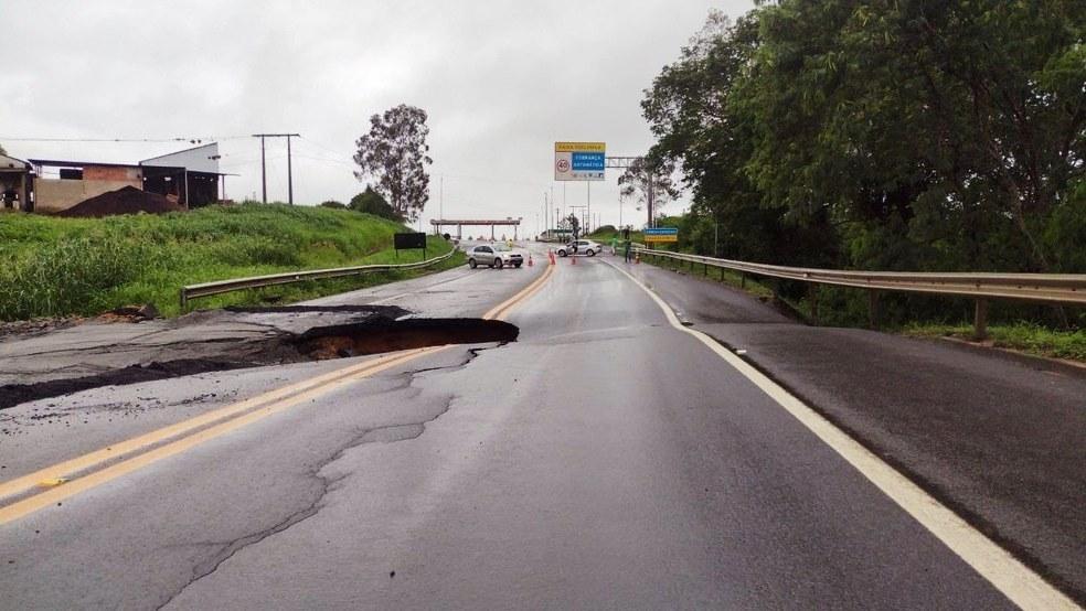 Novo ponto da BR-101 cede e é totalmente interditado por causa da chuva no ES