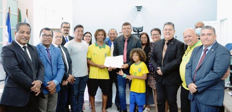 Jovem surfista de Guriri, recebe homenagem por título estadual, em São Mateus, ES