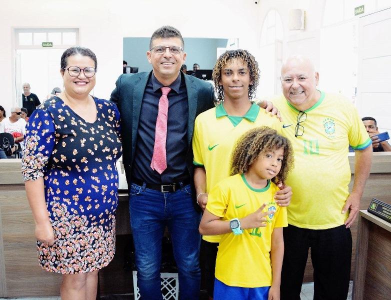 Jovem surfista de Guriri, recebe homenagem por título estadual, em São Mateus, ES