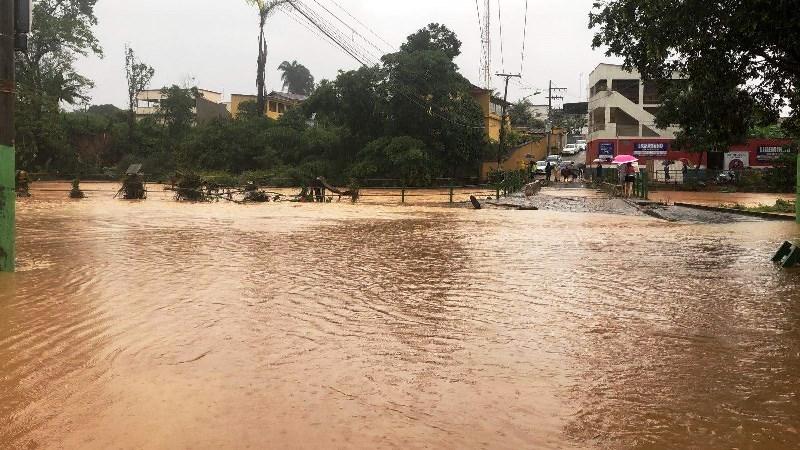 Cheia em rio e queda de barreiras no ES: chuva não dá trégua e capixabas sofrem com transtornos