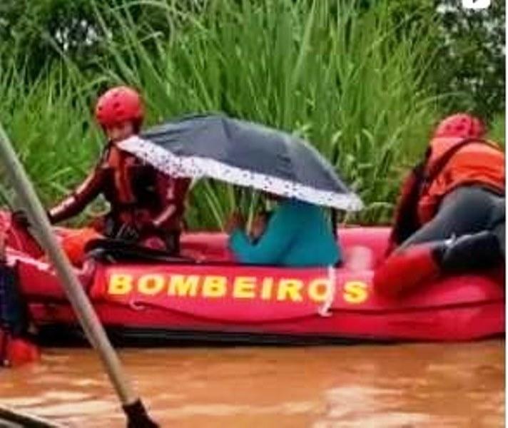 Mais de 4 mil pessoas no ES estão fora de casa; bombeiros resgatam mãe e bebê em Viana