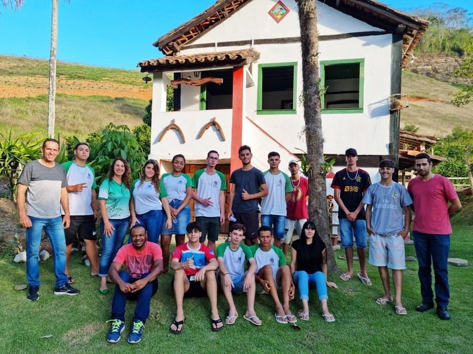 Estudantes participam de projeto sobre a colonização da Vila do Café, em Alegre, no ES