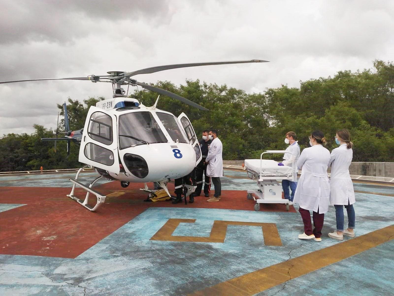 Pintor tem 70% do corpo queimado após encostar em fio de alta tensão, em Jaguaré, ES