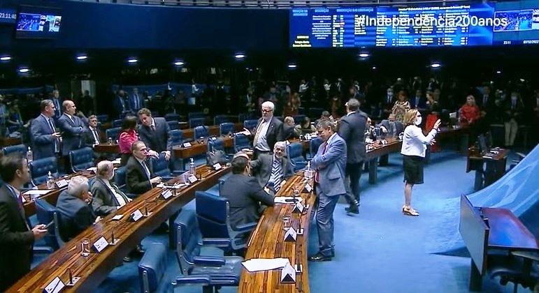 Senado aprova PEC do estouro; texto segue para a Câmara