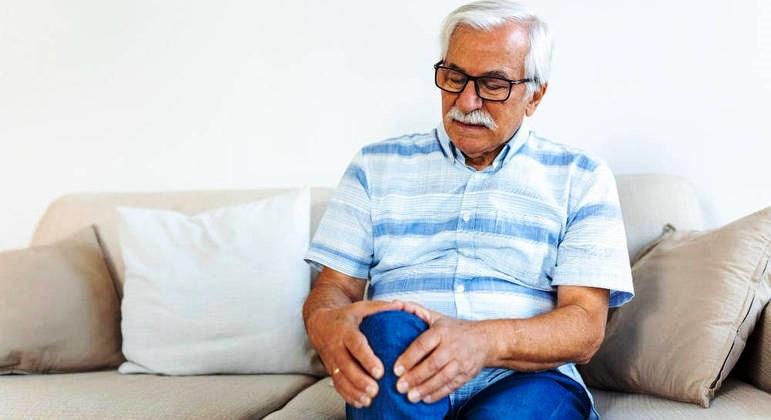 Uso de anti-inflamatórios como ibuprofeno e naproxeno podem piorar a artrite