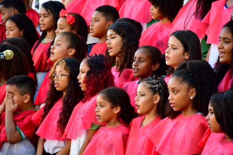 Cantata de Natal foi apresentada por estudantes de escolas municipais no Centro de São Mateus, ES