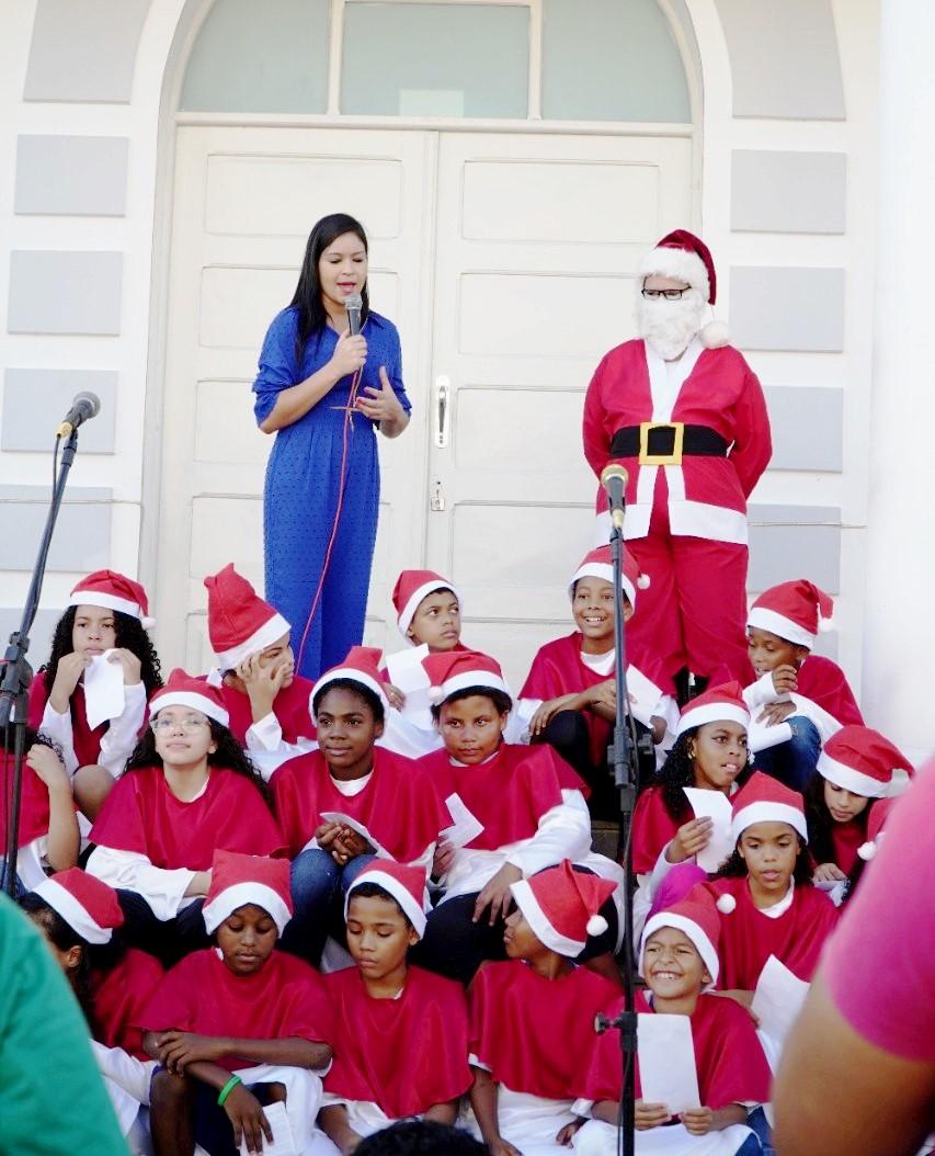 Cantata de Natal foi apresentada por estudantes de escolas municipais no Centro de São Mateus, ES