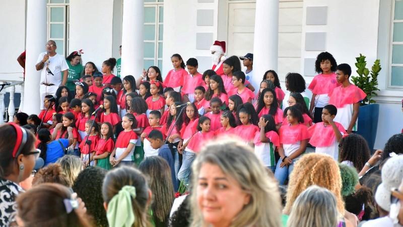 Cantata de Natal foi apresentada por estudantes de escolas municipais no Centro de São Mateus, ES