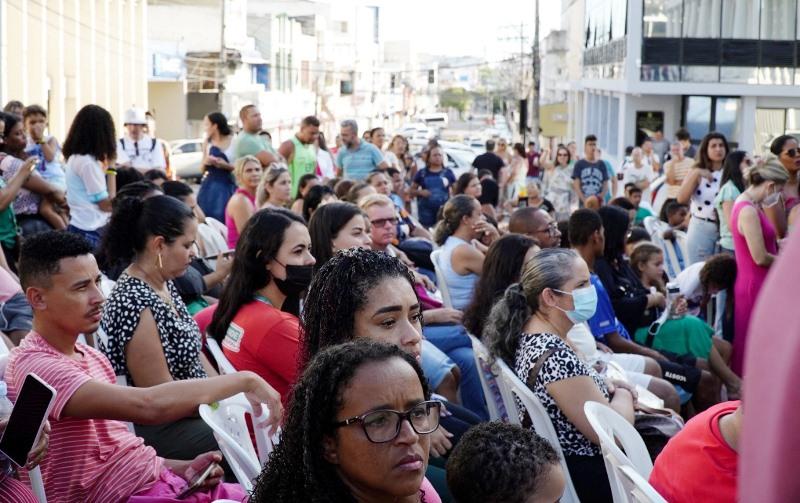 Cantata de Natal foi apresentada por estudantes de escolas municipais no Centro de São Mateus, ES