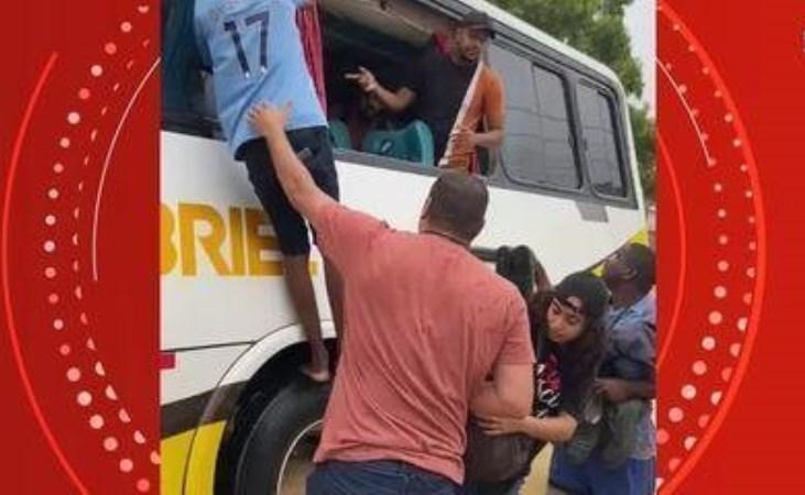 Ônibus atola em rua alagada e passageiros são resgatados pela janela, em São Mateus, ES