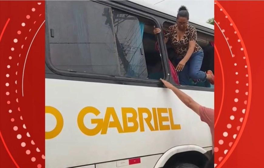 Ônibus atola em rua alagada e passageiros são resgatados pela janela, em São Mateus, ES