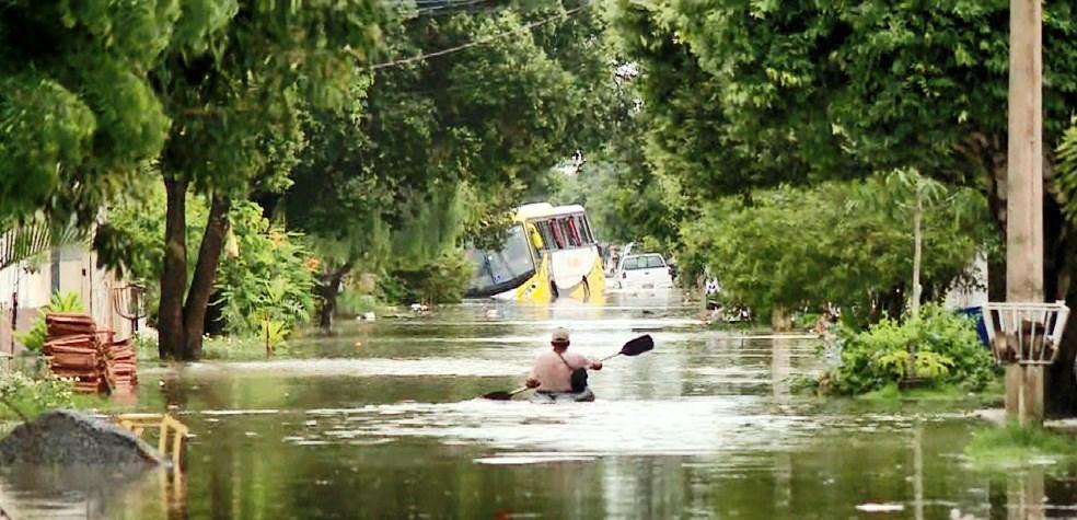 Ônibus atola em rua alagada e passageiros são resgatados pela janela, em São Mateus, ES