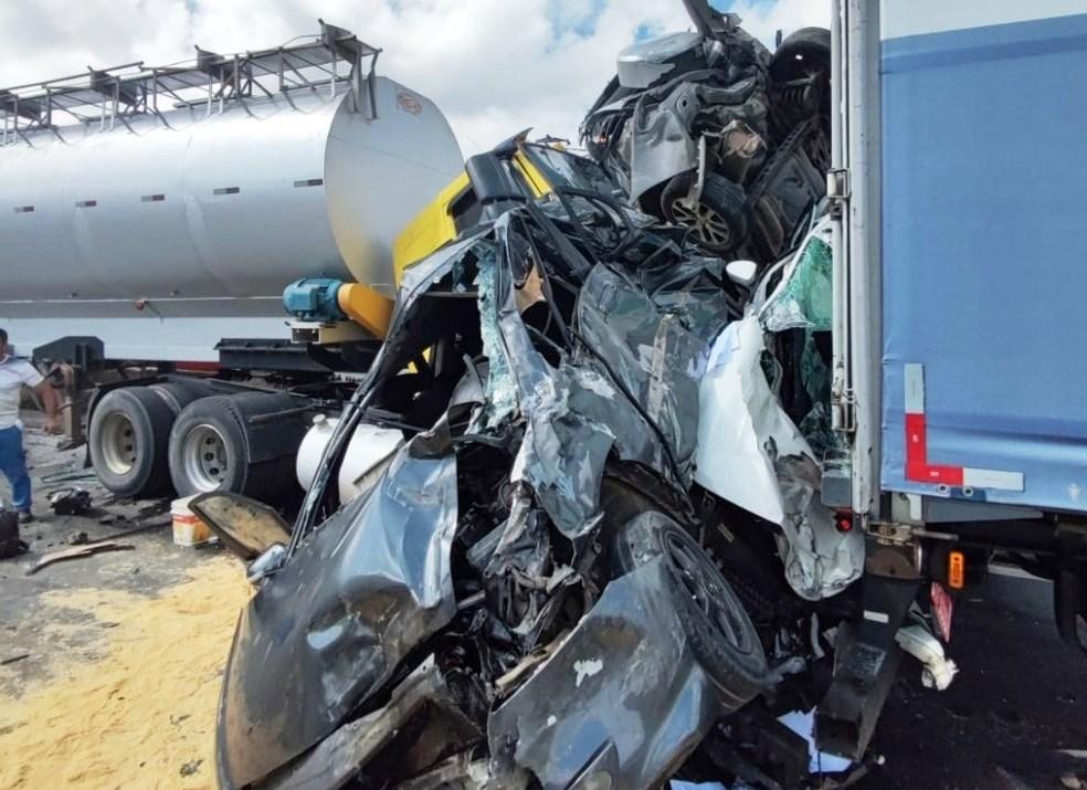 Carros são esmagados em acidente com duas mortes na BR-101